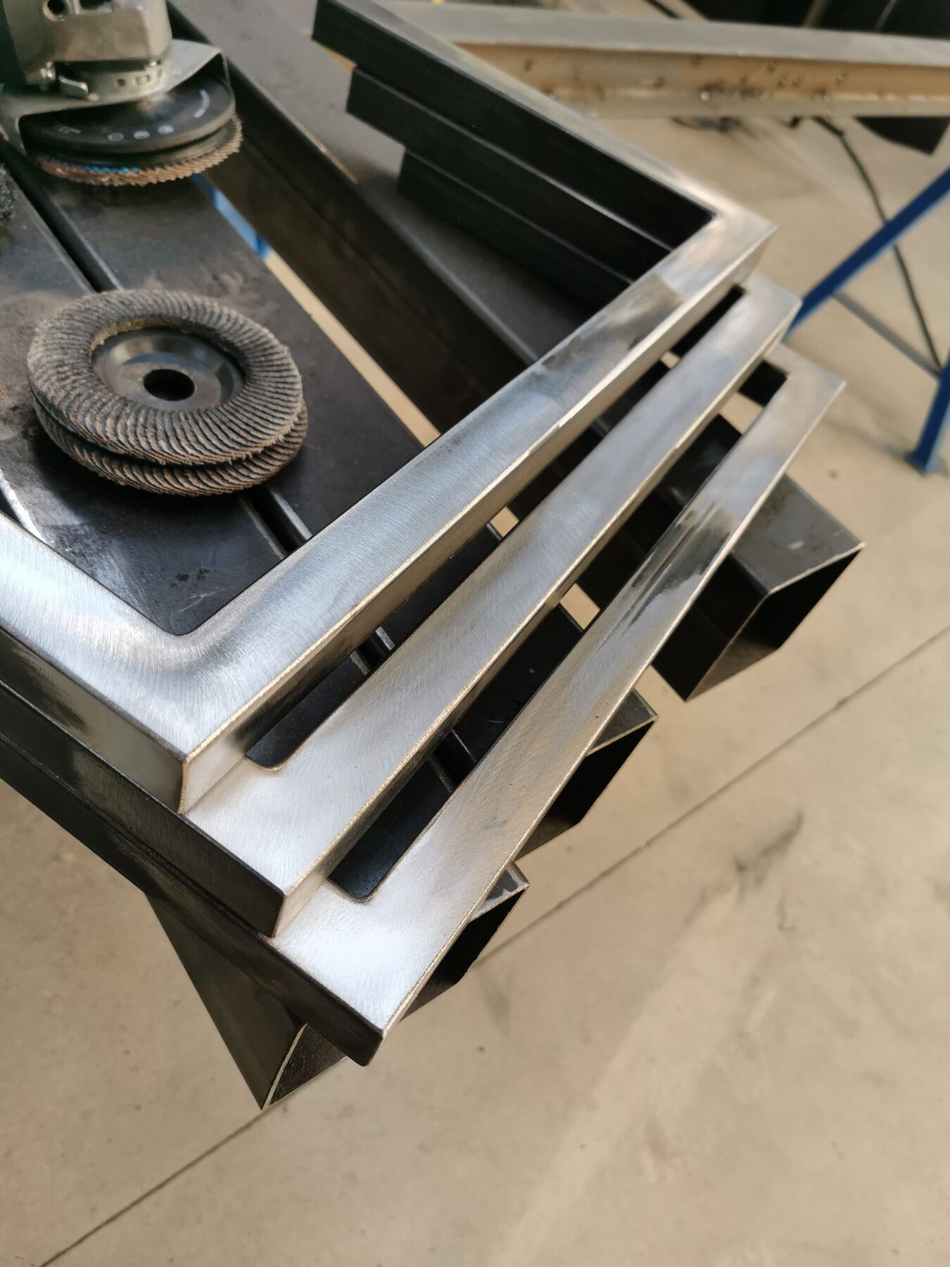 Détail de finition de soudure sur structure métallique en atelier
