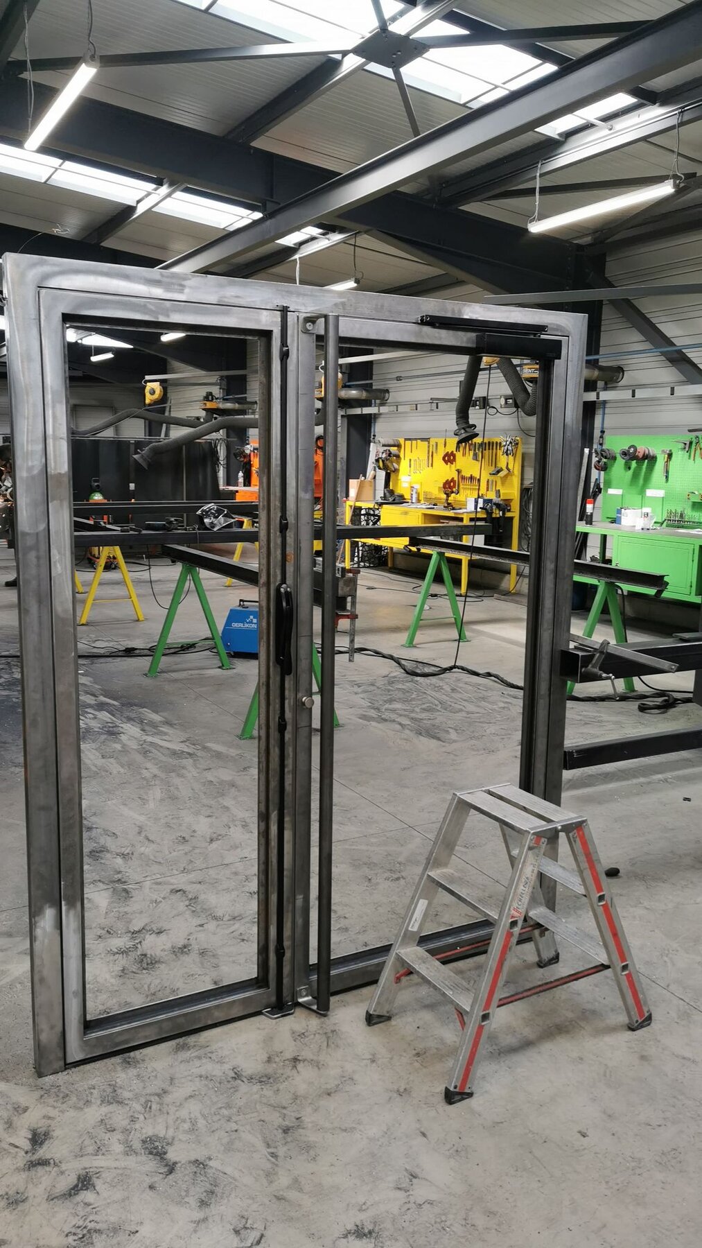 Menuiserie acier sur mesure fabriquée en atelier par AMS